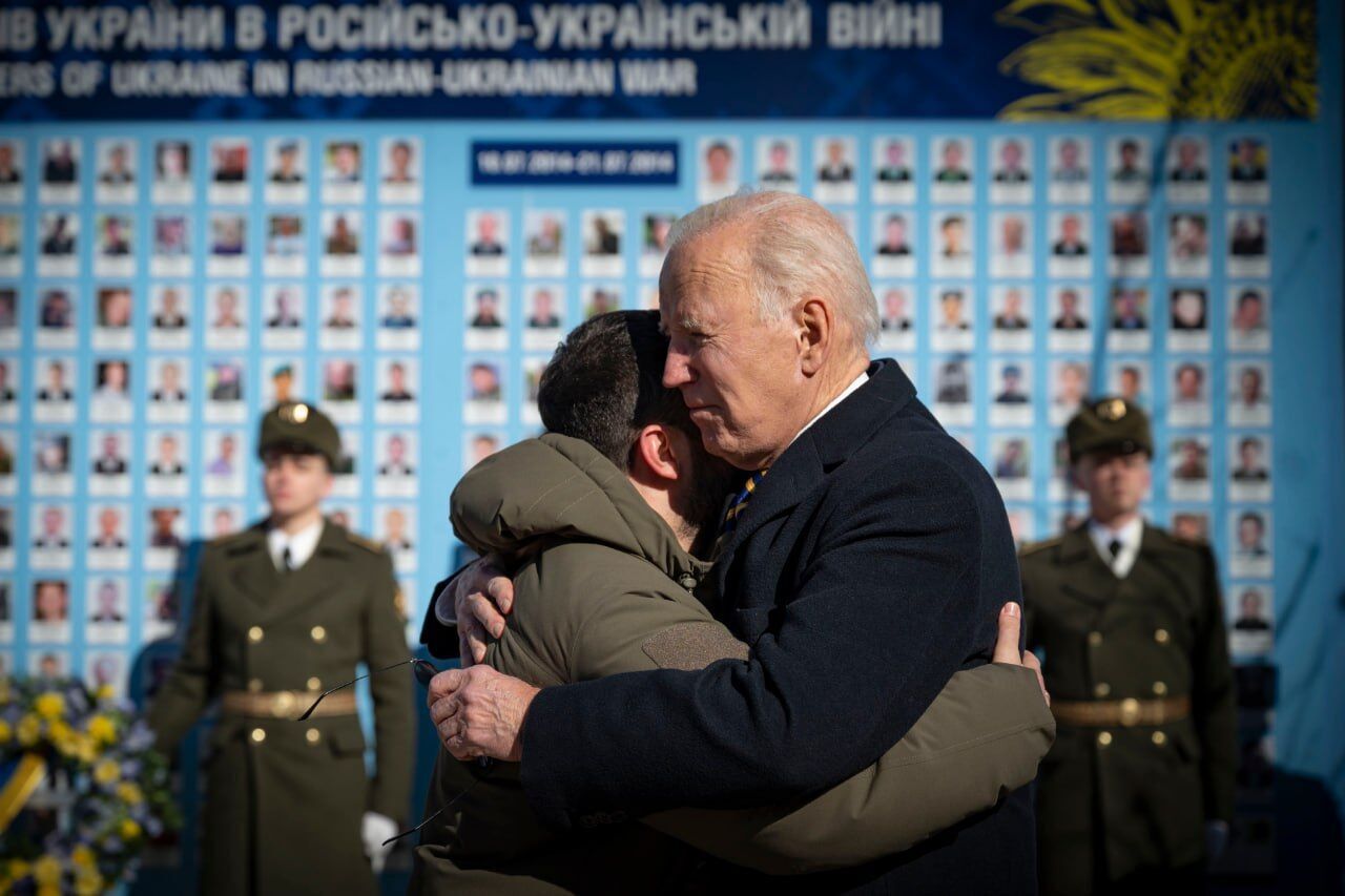 Тисячі бронемашин і 700 танків: Байден відвідав Київ  і анонсував потужну підтримку України  