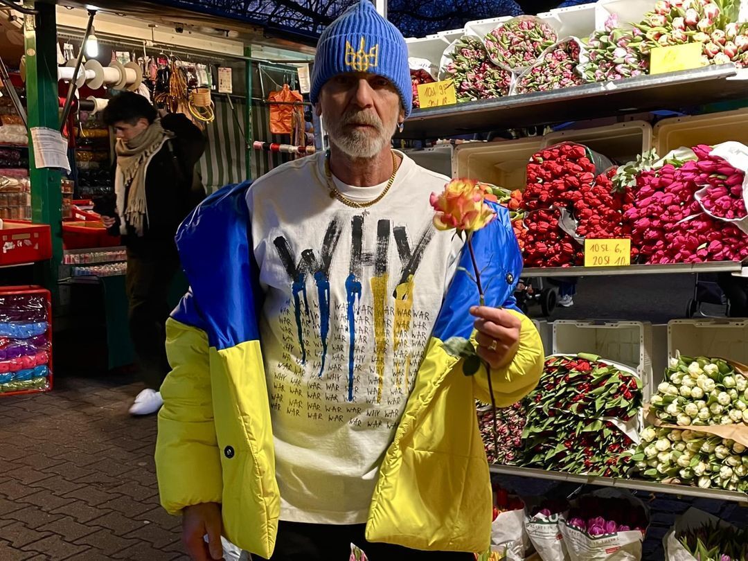 Есть много способов поддержать Украину и украинцев – я стараюсь использовать как можно больше: немецкий стилист уже почти год выставляет тематические лифтолуки
