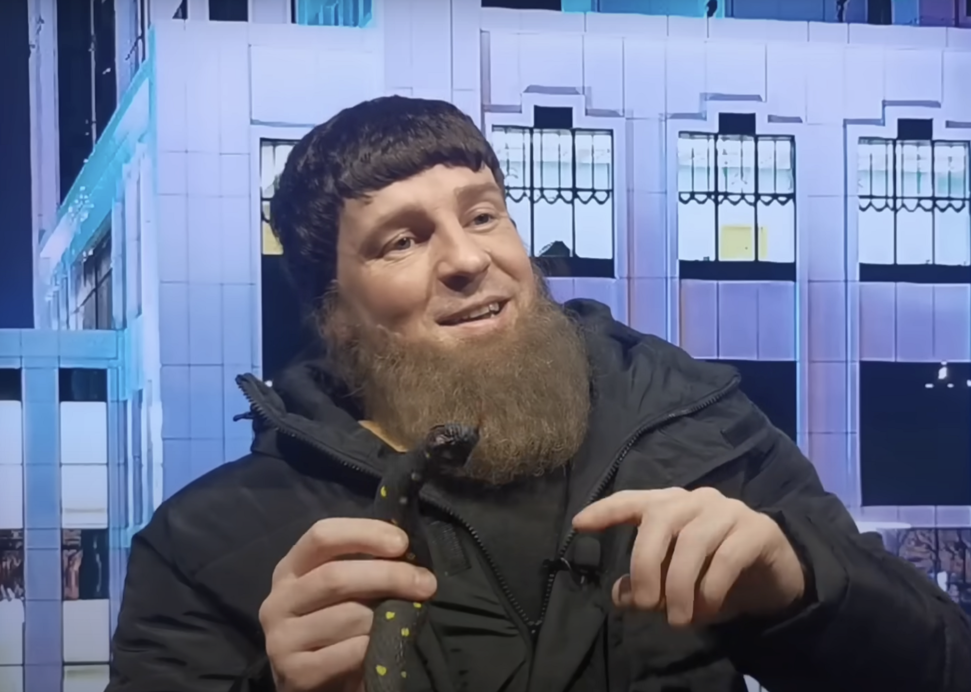 Звезда "Квартала" в образе Кадырова с трофейным пистолетом собрал посылку Зеленскому для "достойного шага"