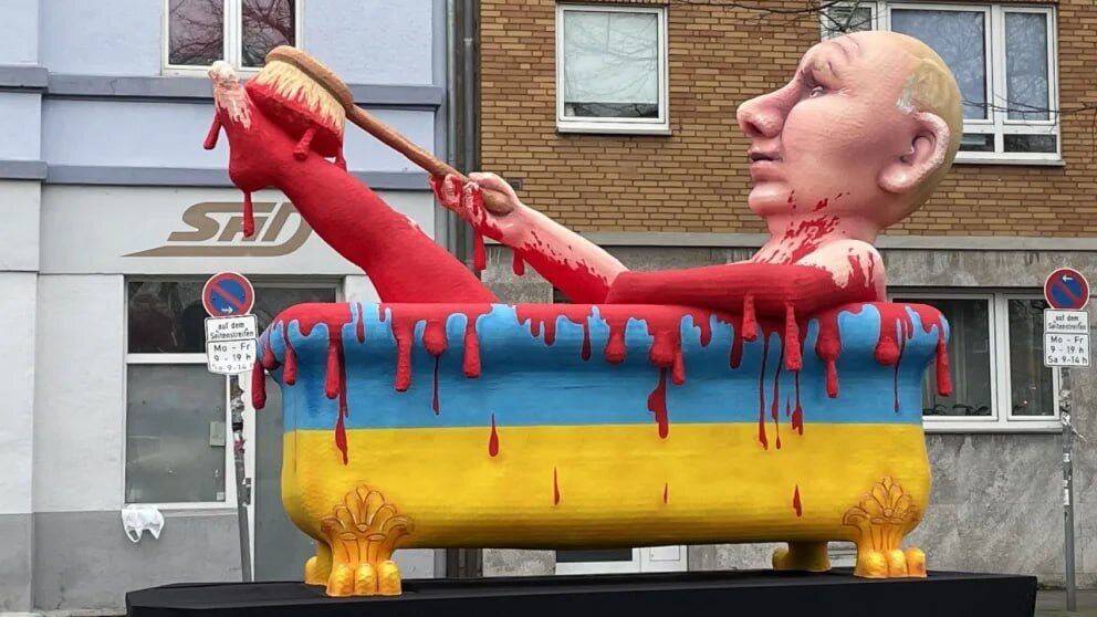 Путин в кровавой ванне и поцелуи с дьяволом: война в Украине стала главной темой карнавалов в Германии и Бельгии. Фото и видео