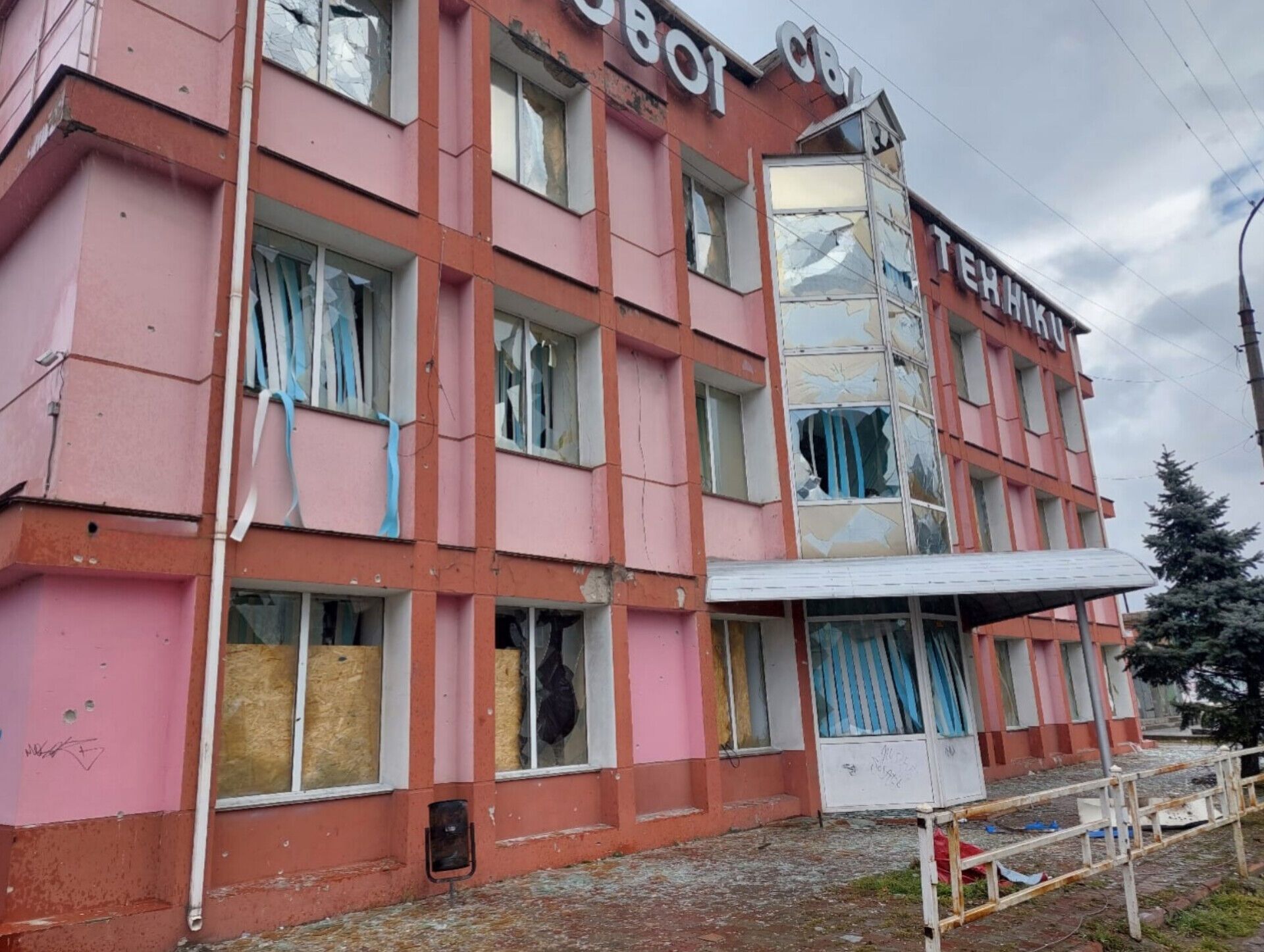Росіяни обстріляли школу за 50 метрів від будинку захисника збірної України. Там мешкають його батьки