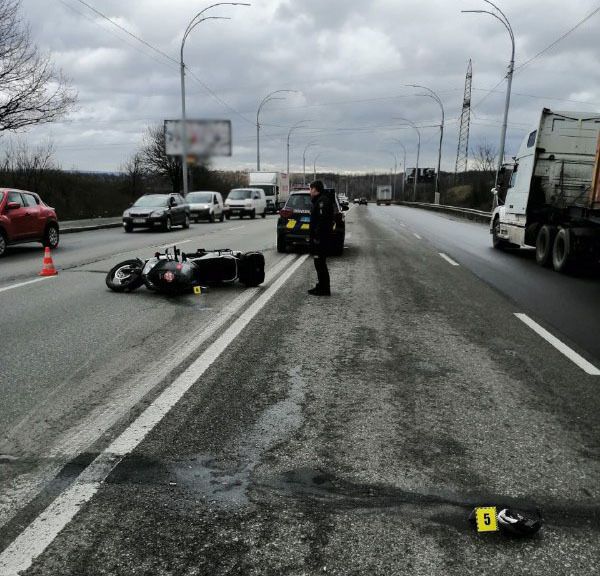 В Киеве смертельное ДТП: мотоциклист на скорости упал и влетел во встречный автомобиль. Фото