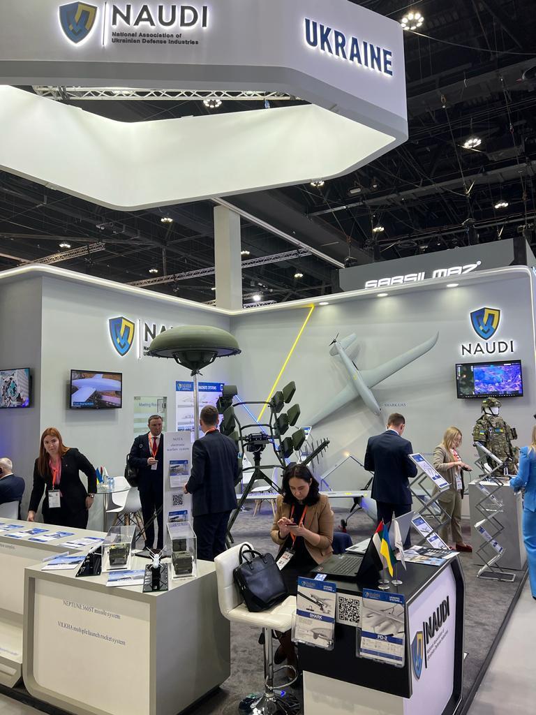 "Украина победит!": на выставке вооружения IDEX-2023 в Абу-Даби представлена продукция украинских производителей
