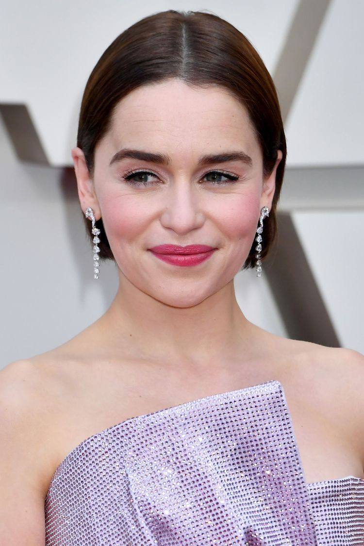 Сделает образ неповторимым: секреты макияжа для брюнеток, которые используют звезды. Фото