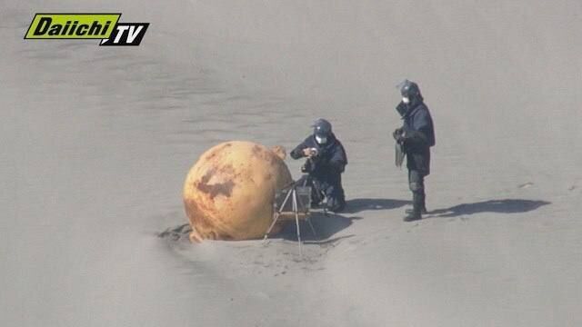 В Японии на побережье обнаружили неизвестный шар: доступ к месту ограничили из-за угрозы взрыва. Фото и видео