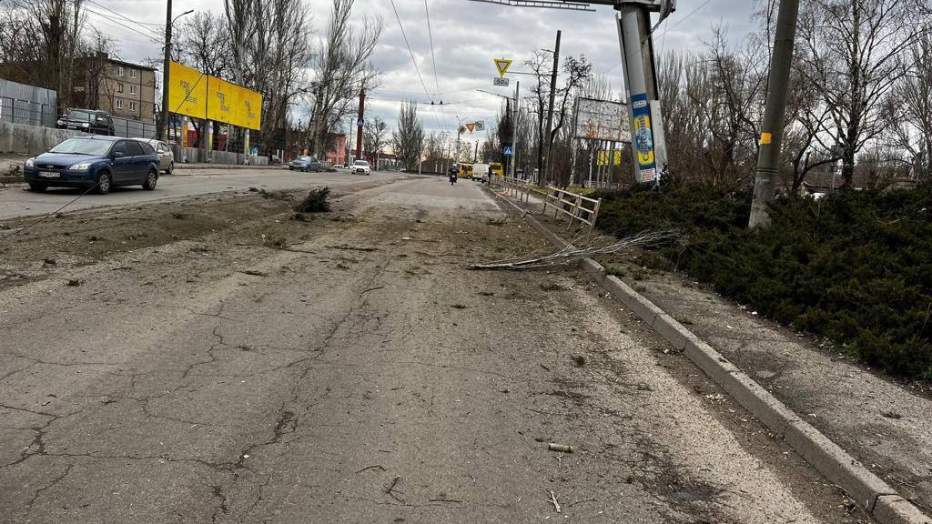 Оккупанты во время речи Путина ударили по Херсону и Очакову, попали в рынок и остановку: погибли 5 человек, многие ранены. Видео