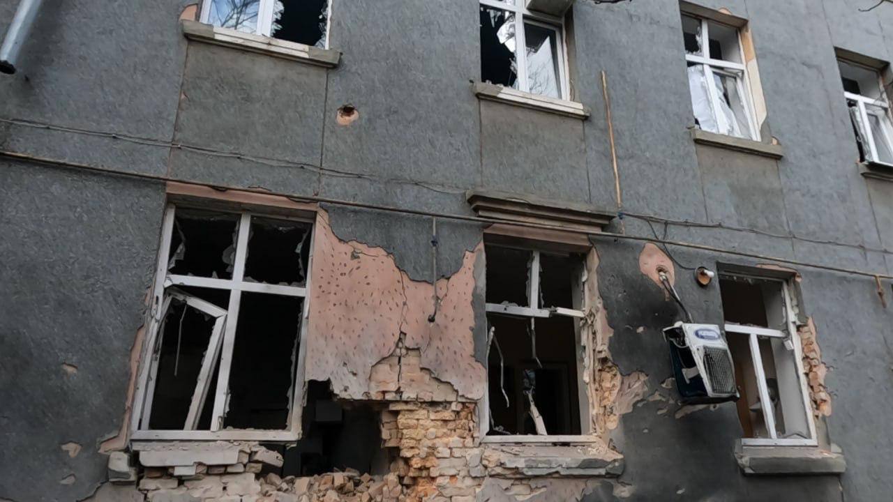 "Російська жорстокість не має меж": Зеленський відреагував на удар окупантів по багатоповерхівці й зупинці в Херсоні. Фото і відео