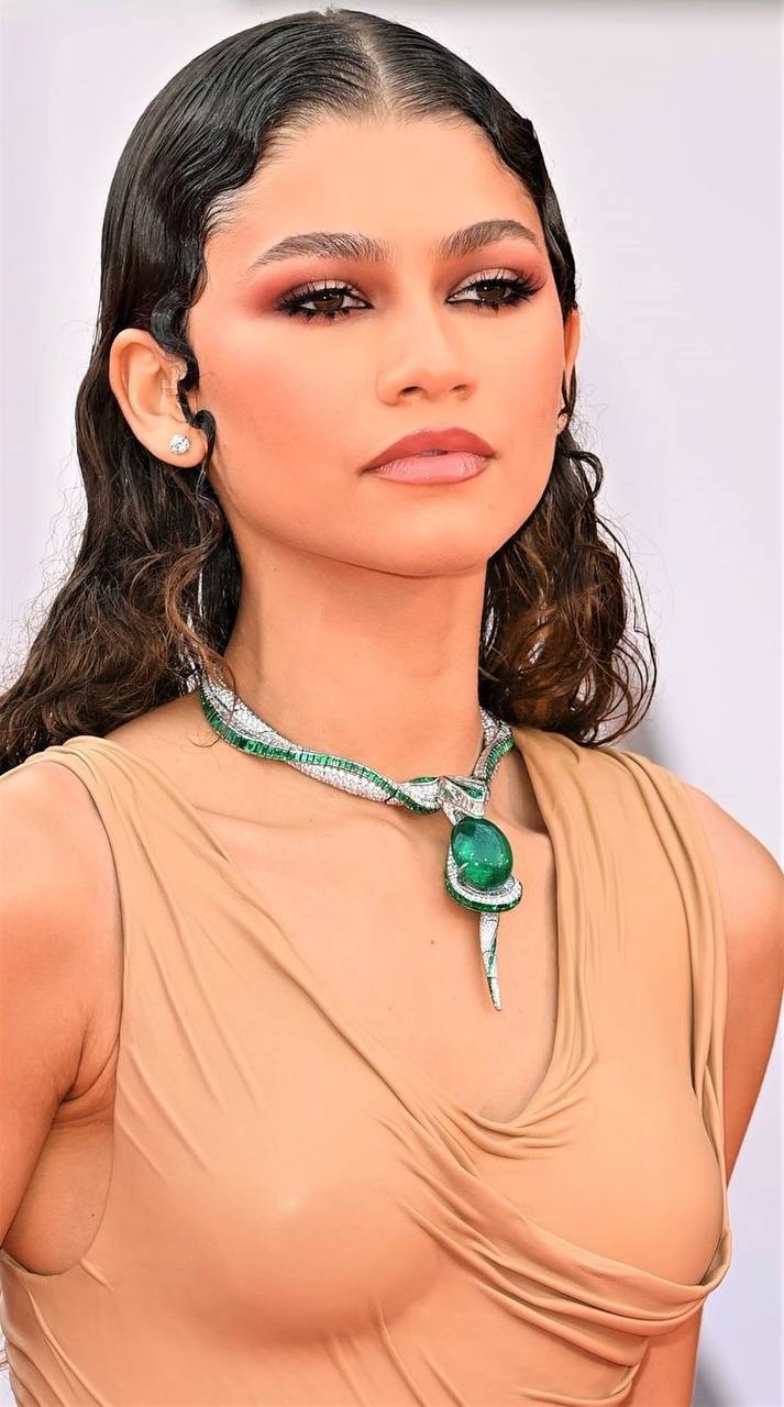 Сделает образ неповторимым: секреты макияжа для брюнеток, которые используют звезды. Фото