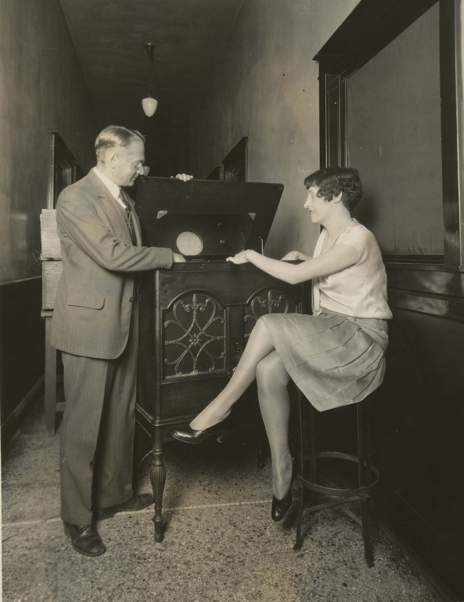 Зворыкин со своим телевизором в 1929 году.
