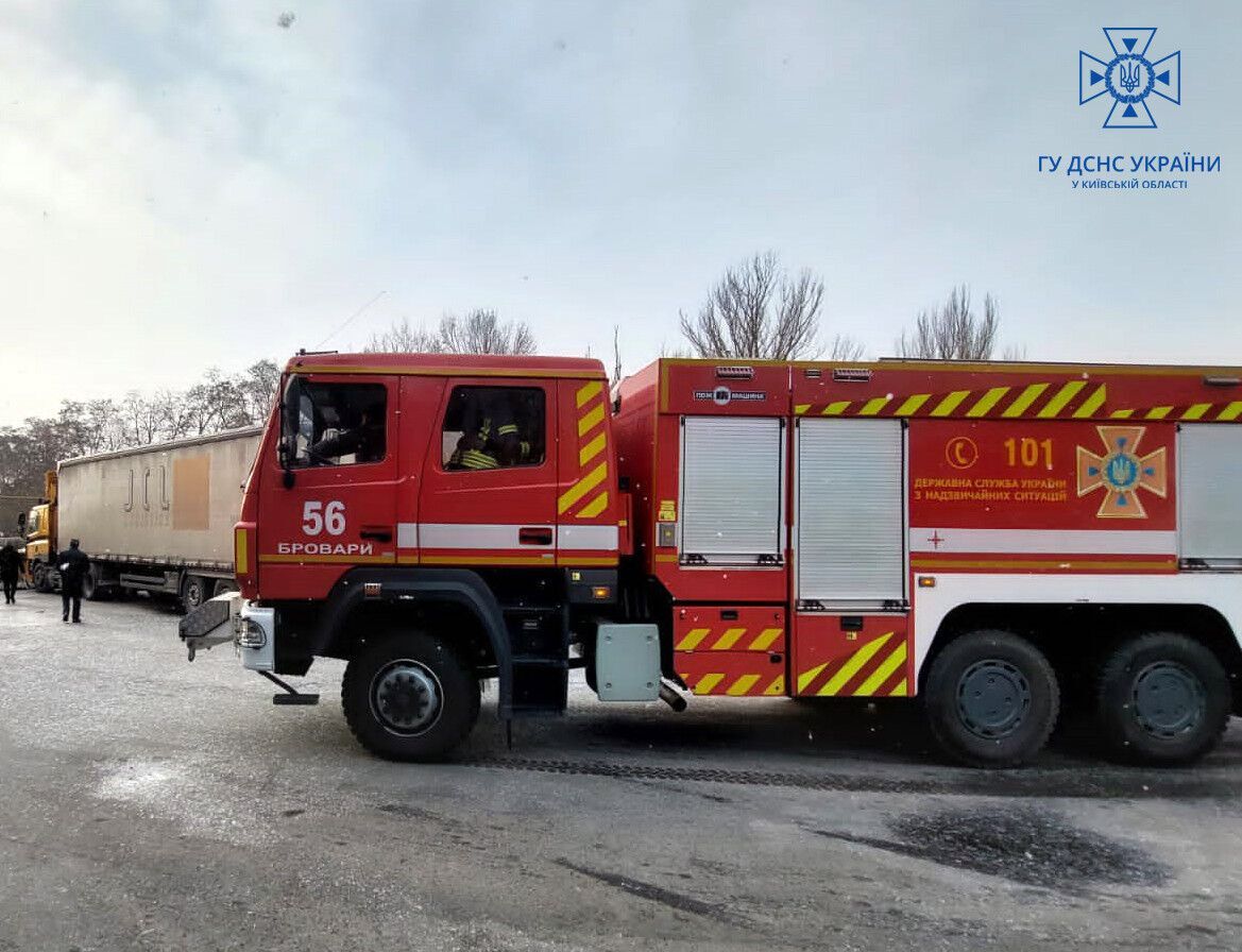 В Киевской области бойцы ГСЧС спасли из горящего офиса трех человек. Фото