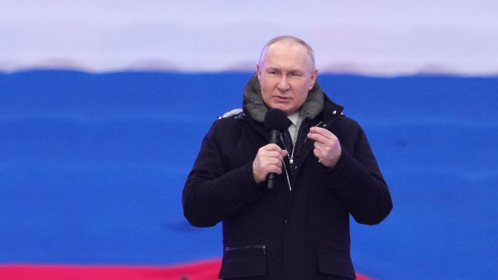 В "Лужники" выпустили двойника? Путин, который постоянно кашлял во время послания к Федеральному собранию, излучал здоровье на концерте. Фото