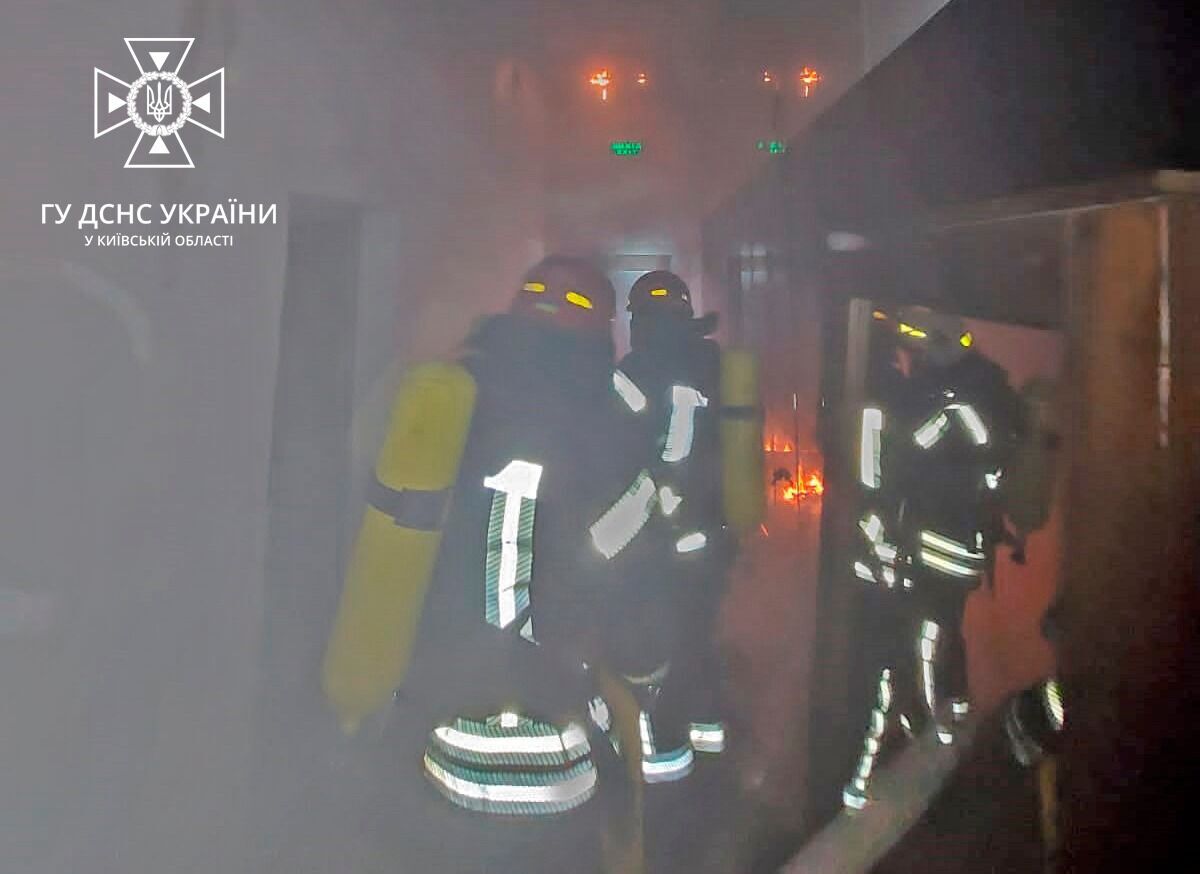 На Київщині бійці ДСНС врятували з палаючого офісу трьох осіб. Фото