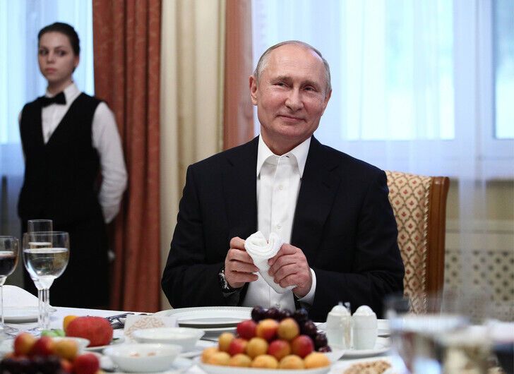 У ''Лужники'' випустили двійника? Путін, який постійно кашляв під час послання до Федеральних зборів, пашів здоров’ям на концерті. Фото