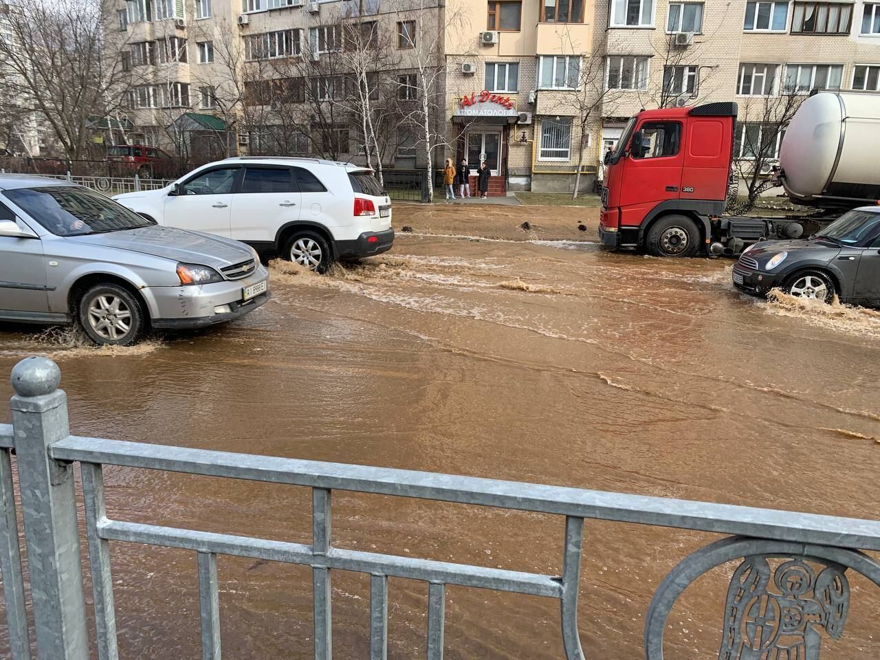 В Киеве на Позняках из-за прорыва трубы затопило несколько улиц: где перекрыли движение транспорта. Фото и видео