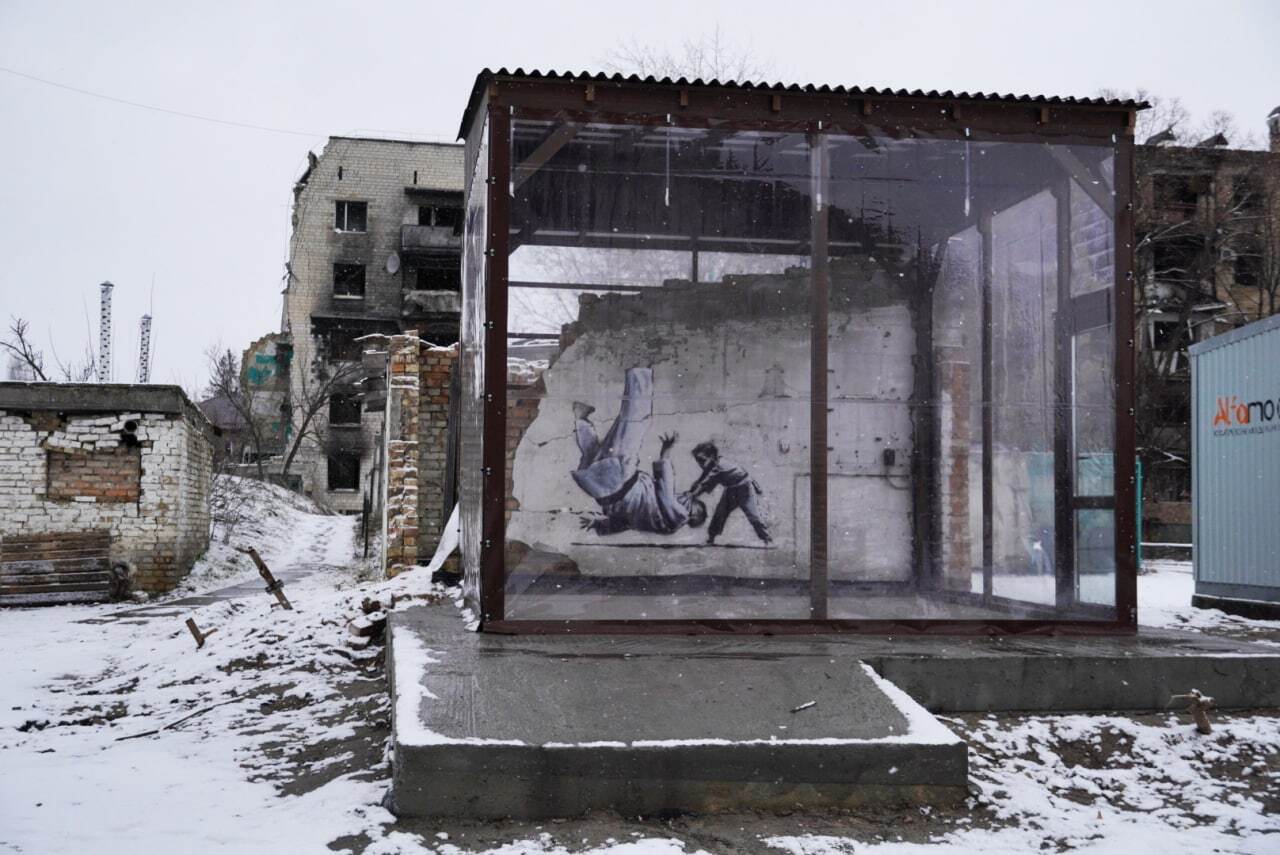 Граффити Бенкси в Киевской области защитят от вандалов и непогоды: в Бородянке, Ирпене и Горенке установили беспроводную систему безопасности. Фото