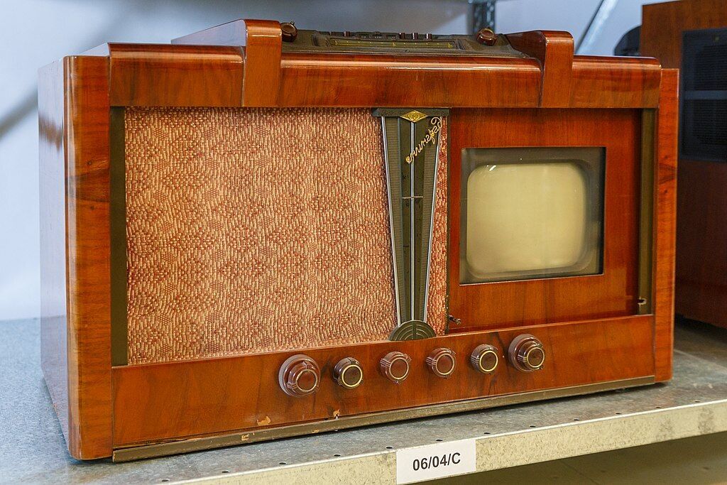 Советский телевизор "Ленинград Т-2" 1949 года