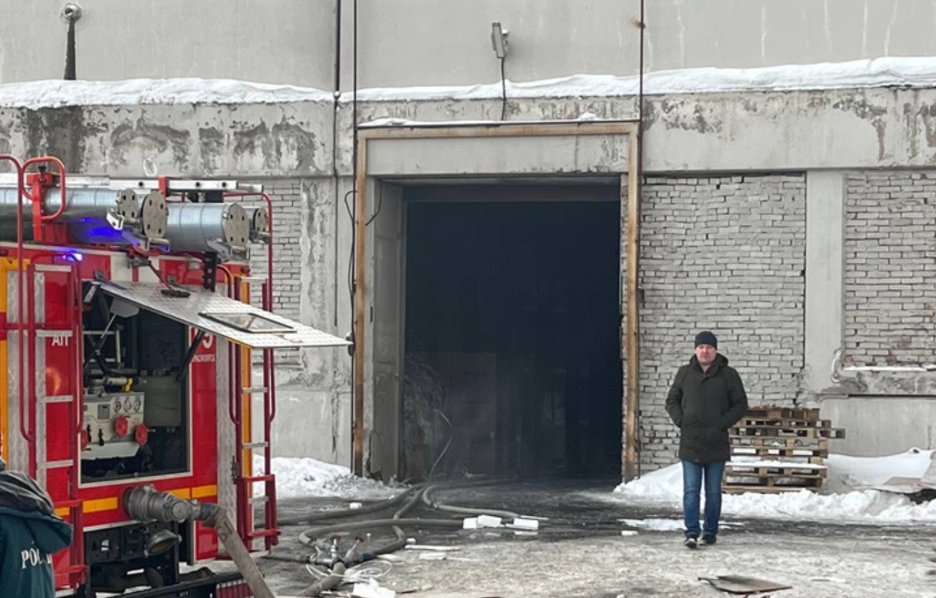 У російському Красноярську спалахнула потужна пожежа на складі, валить чорний дим. Фото і відео