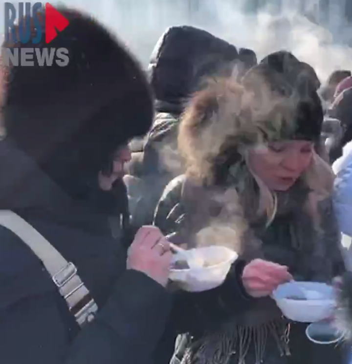 В России в "Лужниках", где ждут выступление Путина, выстроилась очередь за бесплатной гречкой и сосисками. Видео