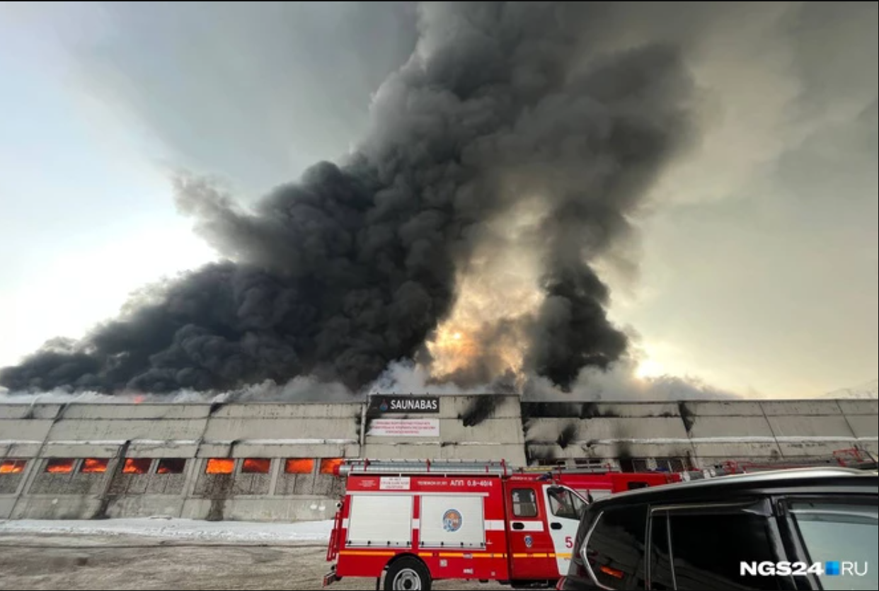 У російському Красноярську спалахнула потужна пожежа на складі, валить чорний дим. Фото і відео