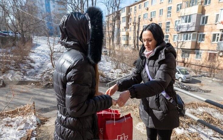 "Дальше будет туалетная бумага?" Во Владивостоке вдовам окупантов как подарок выдали колбасу. Фото