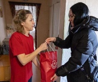 "Далі буде туалетний папір?"  У Владивостоці вдовам окупантів як подарунок видали ковбасу. Фото