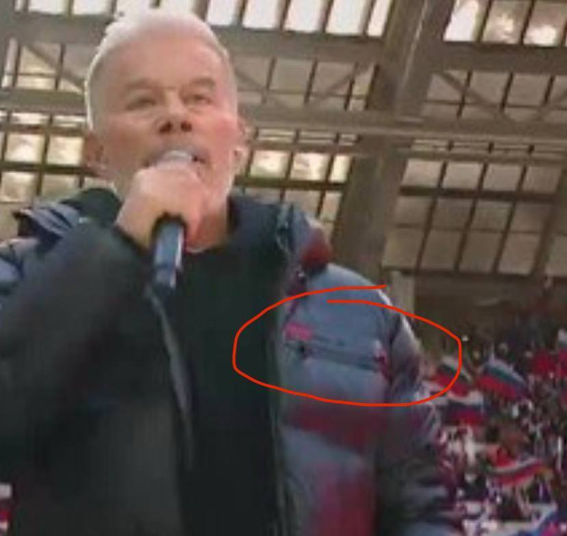 Газманов заклеил логотип пуховика Prada, чтобы спеть об офицерах на "шабаше" в "Лужниках". Фото