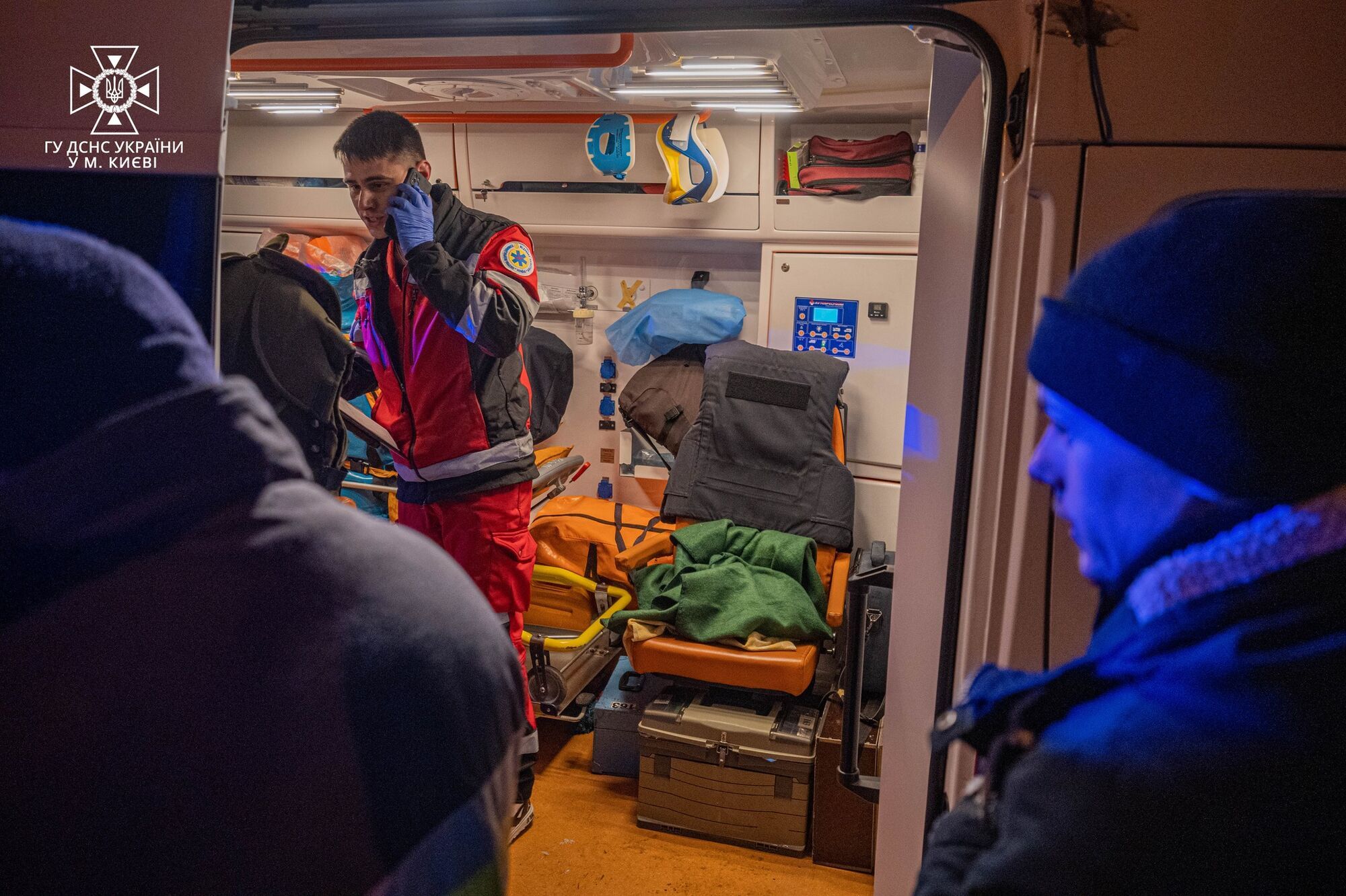 У Києві вночі бійці ДСНС за допомогою автодрабини врятували із палаючої квартири двох осіб. Фото