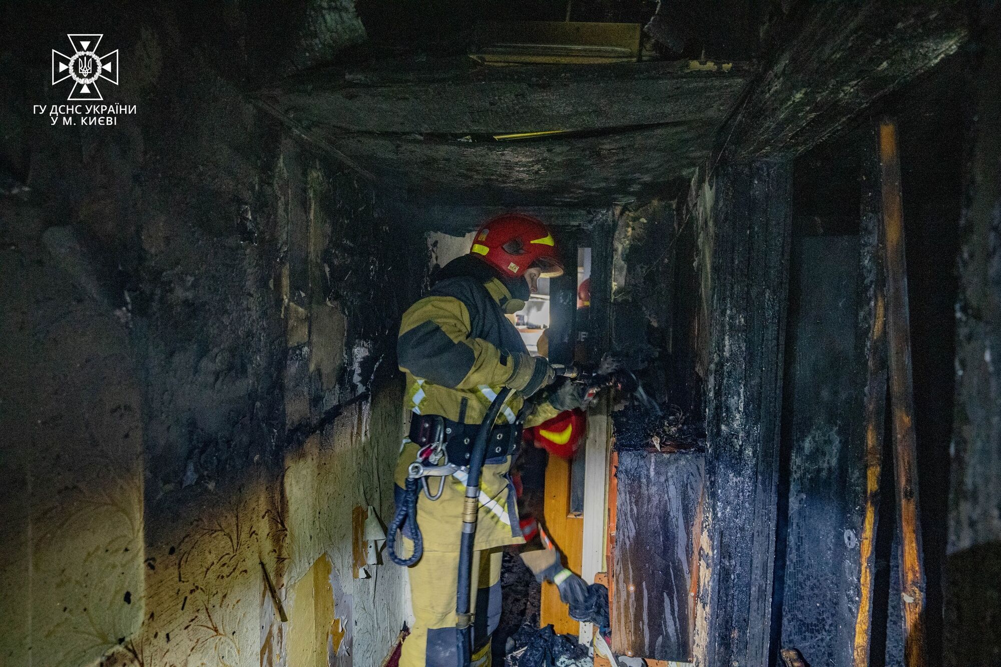 У Києві вночі бійці ДСНС за допомогою автодрабини врятували із палаючої квартири двох осіб. Фото