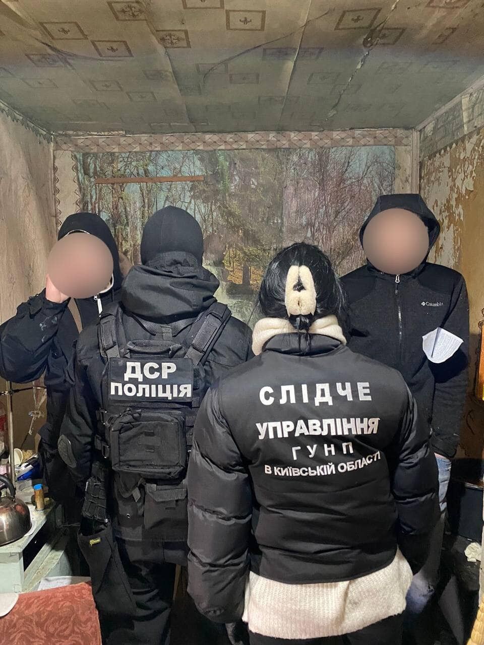 На Київщині перекрили канал збуту наркотиків та зброї: щомісячний дохід зловмисників становив майже 2 млн грн. Фото