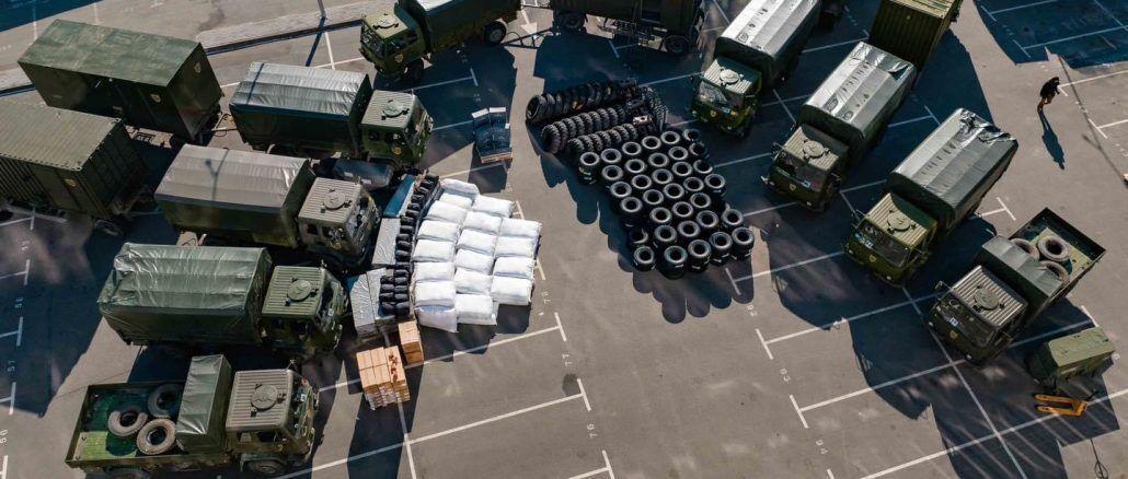 Порошенко зібрав черговий вантаж з технікою та спорядженням "Едельвейсу" та десантникам на Донбас. Фото