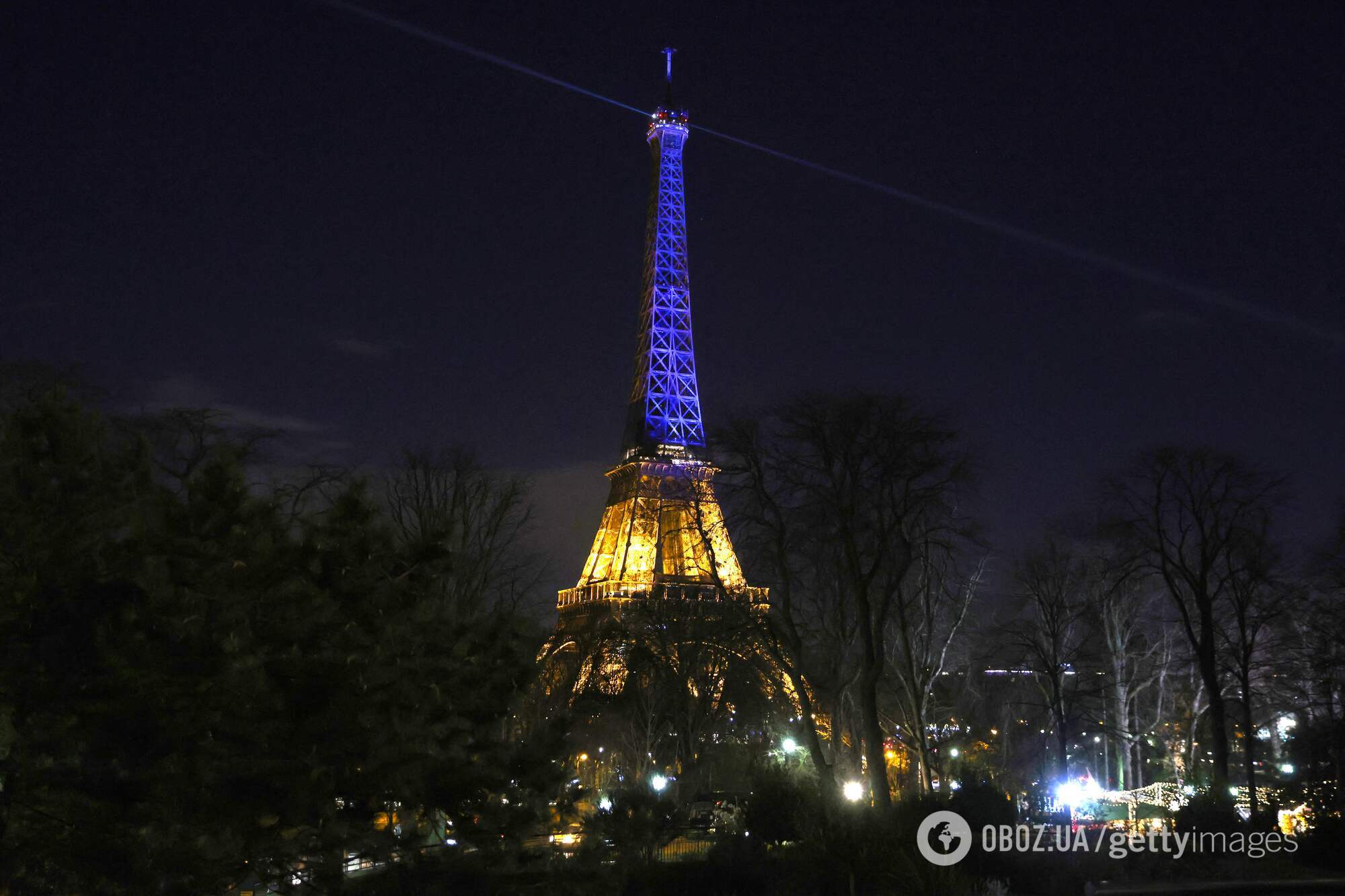 Эйфелевую башню в Париже и здание Европарламента в Брюсселе подсветили сине-желтыми цветами в знак поддержки Украины. Фото