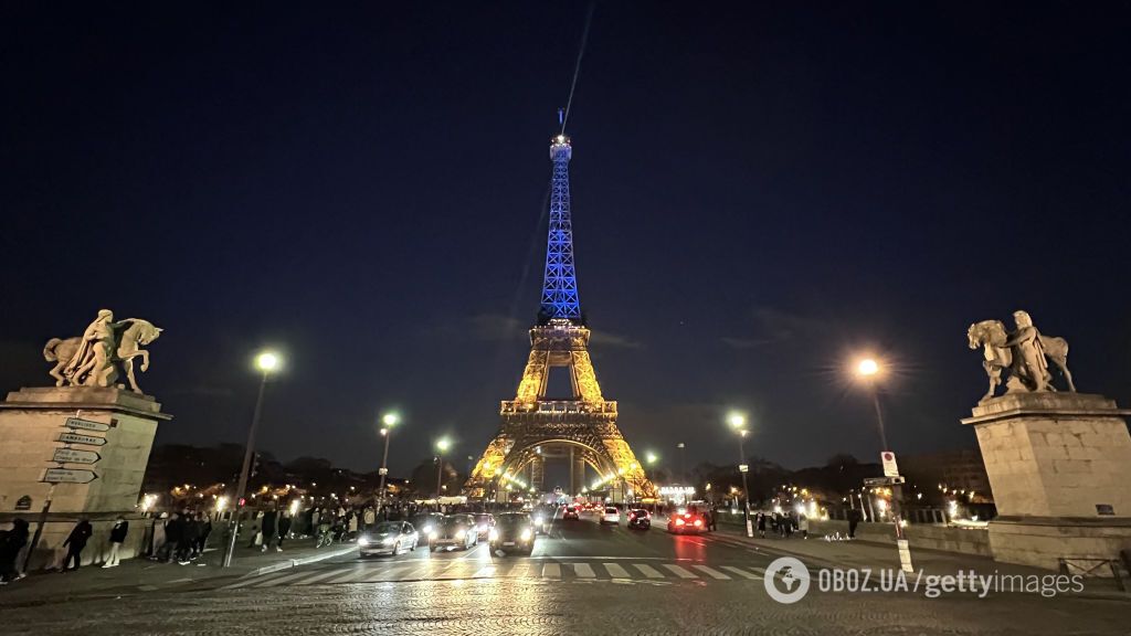 Эйфелевую башню в Париже и здание Европарламента в Брюсселе подсветили сине-желтыми цветами в знак поддержки Украины. Фото