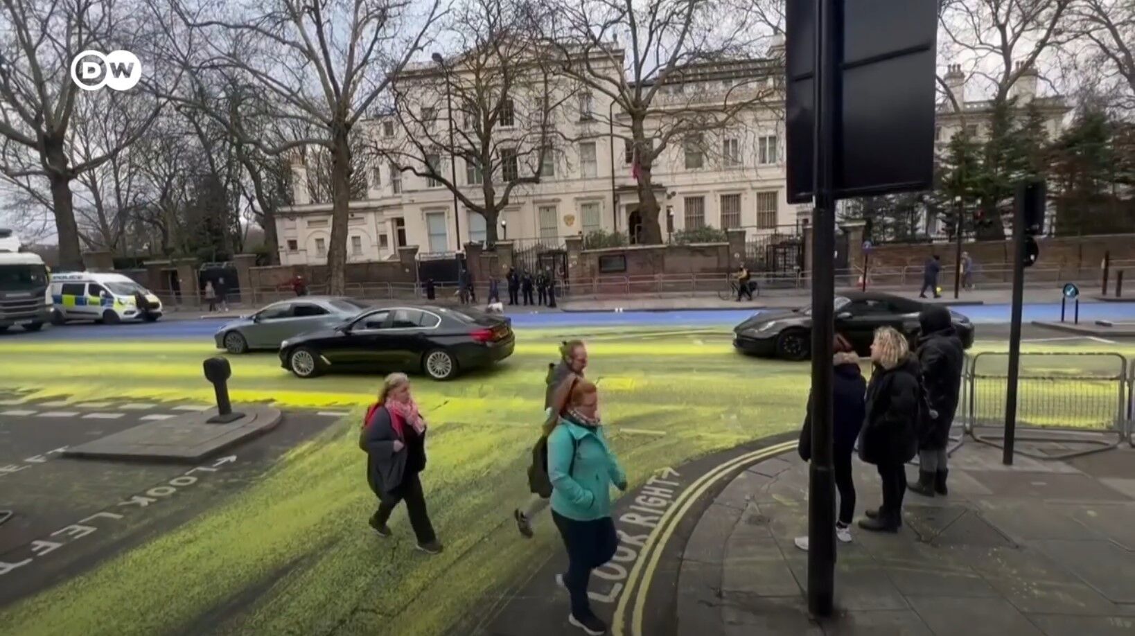 В Лондоне улицу перед посольством России выкрасили в цвета украинского флага. Видео
