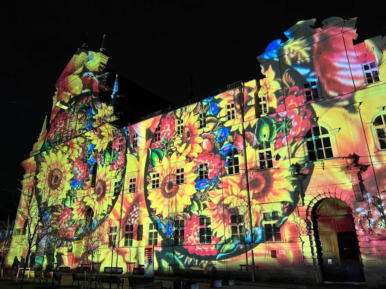 Всемирно известный художник Герри Хофштеттер подсветил здание во Львове в знак солидарности с Украиной. Фото