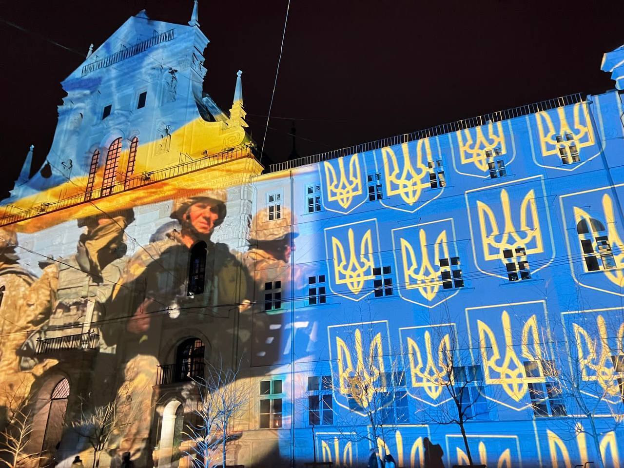 Всесвітньо відомий митець Геррі Хофштеттер підсвітив будівлі у Львові на знак солідарності з Україною. Фото 