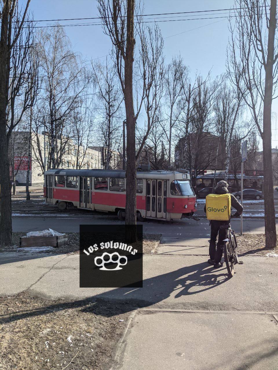 У Києві на бульварі Гавела трамвай зійшов з рейок: електротранспорт тимчасово зупинився. Фото