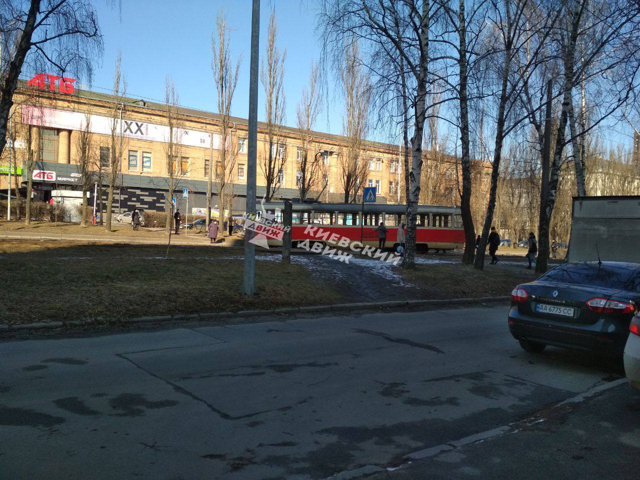 В Киеве на бульваре Гавела трамвай сошел с рельсов: электротранспорт временно остановился. Фото