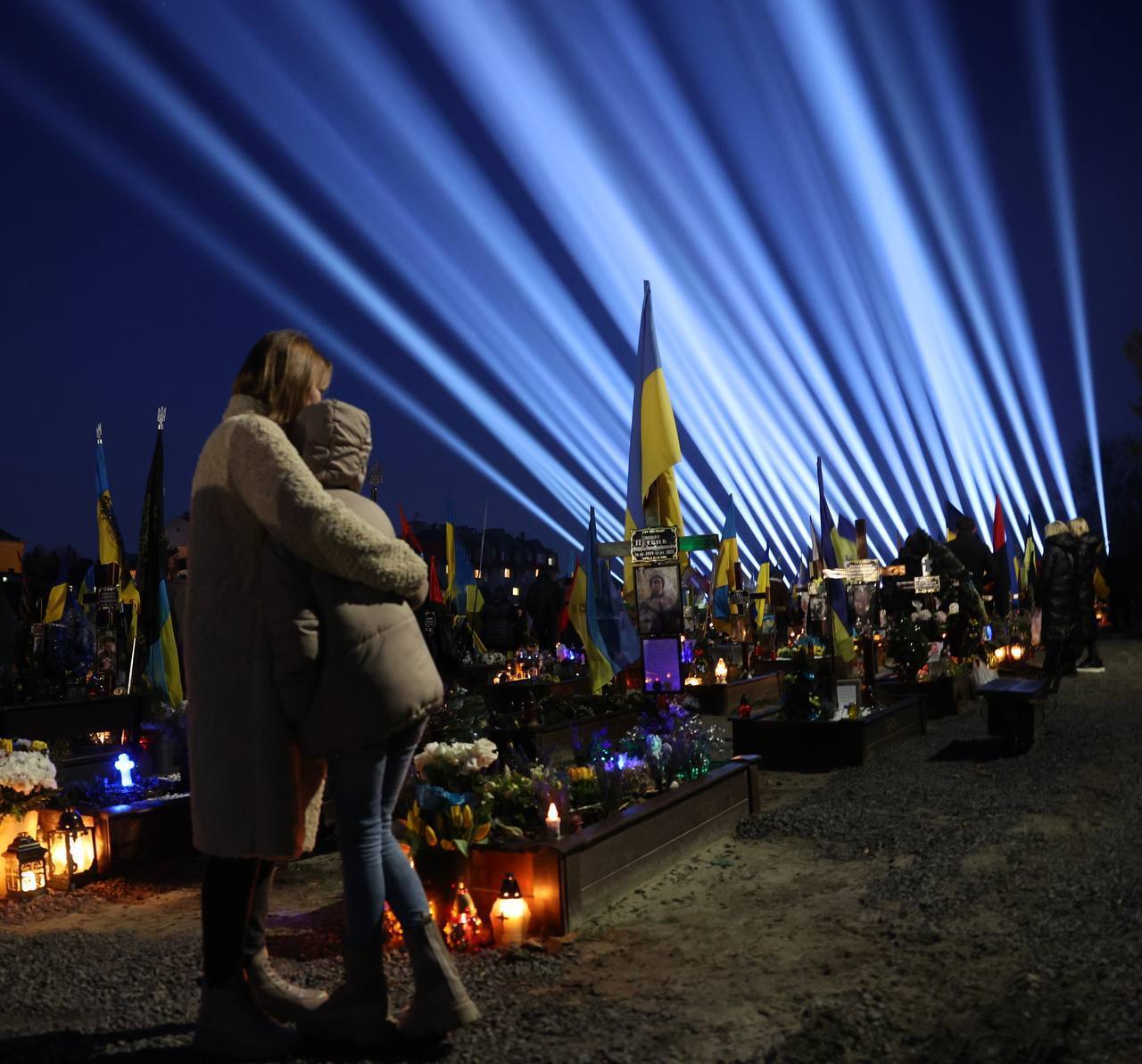 Во Львове запустили световые лучи над могилами погибших воинов, похороненных на Лычаковском кладбище. Фото и видео