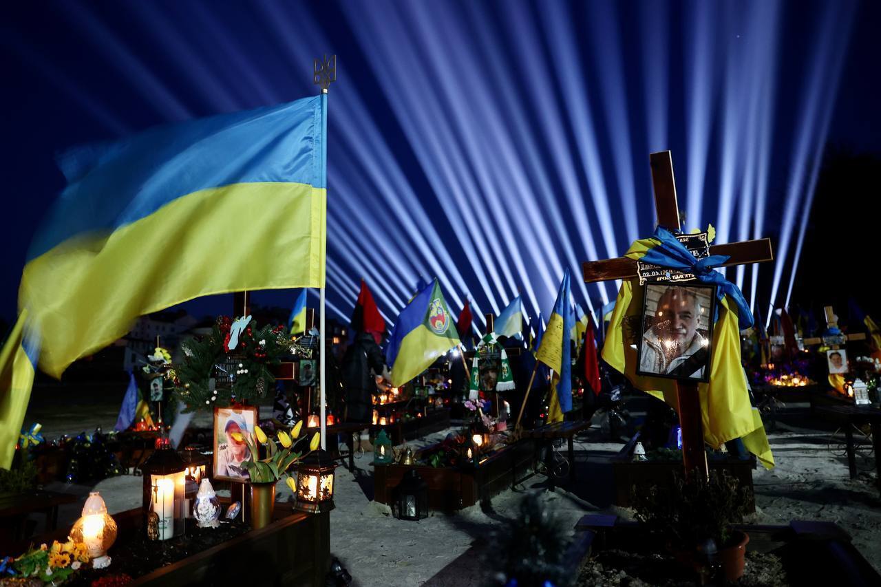 Во Львове запустили световые лучи над могилами погибших воинов, похороненных на Лычаковском кладбище. Фото и видео