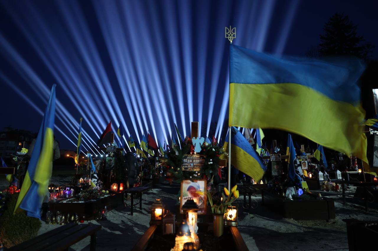Во Львове запустили световые лучи над могилами погибших воинов, похороненных на Лычаковском кладбище. Фото и видео