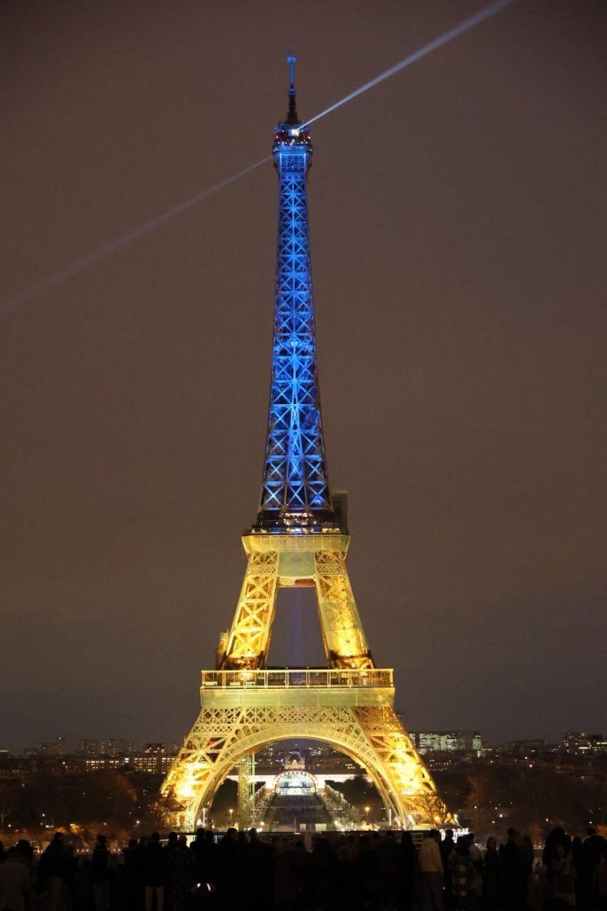 Эйфелевую башню в Париже и здание Европарламента в Брюсселе подсветили сине-желтыми цветами в знак поддержки Украины. Фото