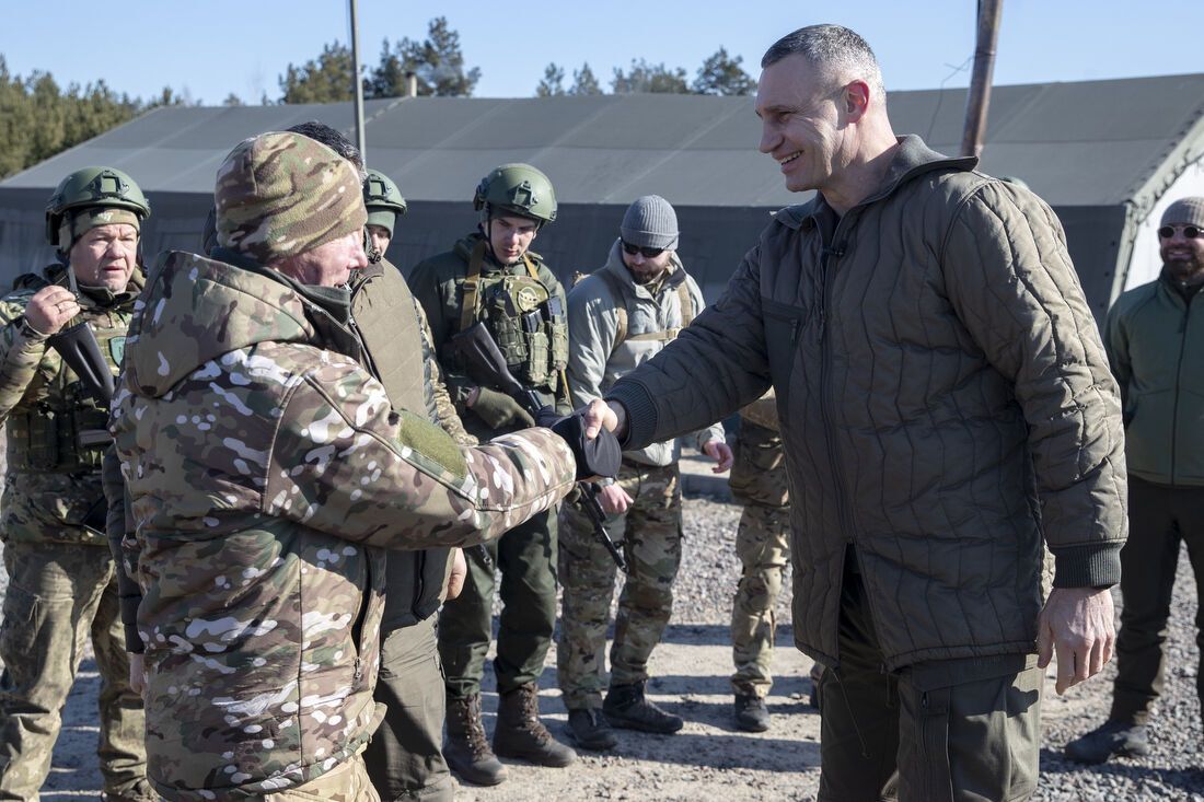 Кличко посетил полигон одной из воинских частей в Киевской области и передал бойцам помощь. Фото