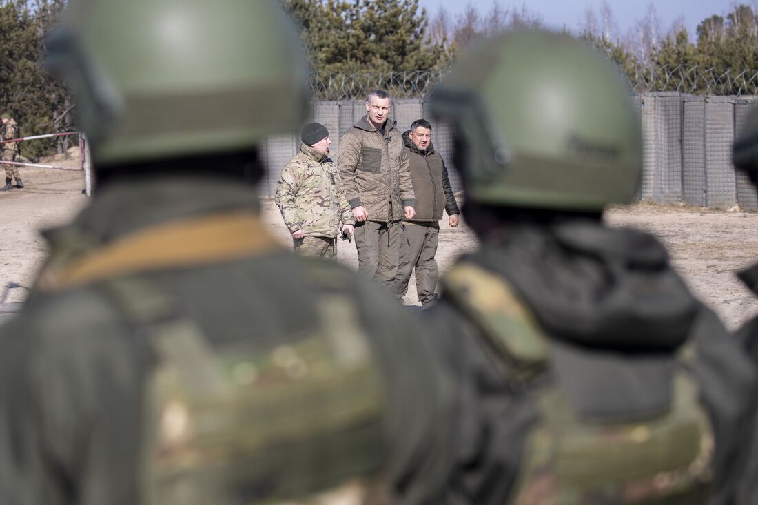 Кличко посетил полигон одной из воинских частей в Киевской области и передал бойцам помощь. Фото