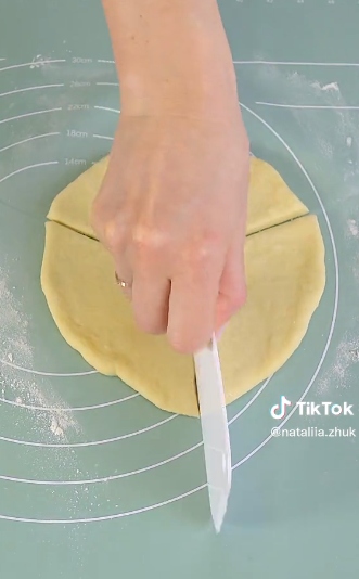 Більше сиру та менше тіста: як приготувати пухкі булочки на Масницю 