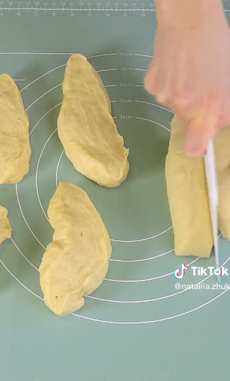 Більше сиру та менше тіста: як приготувати пухкі булочки на Масницю 