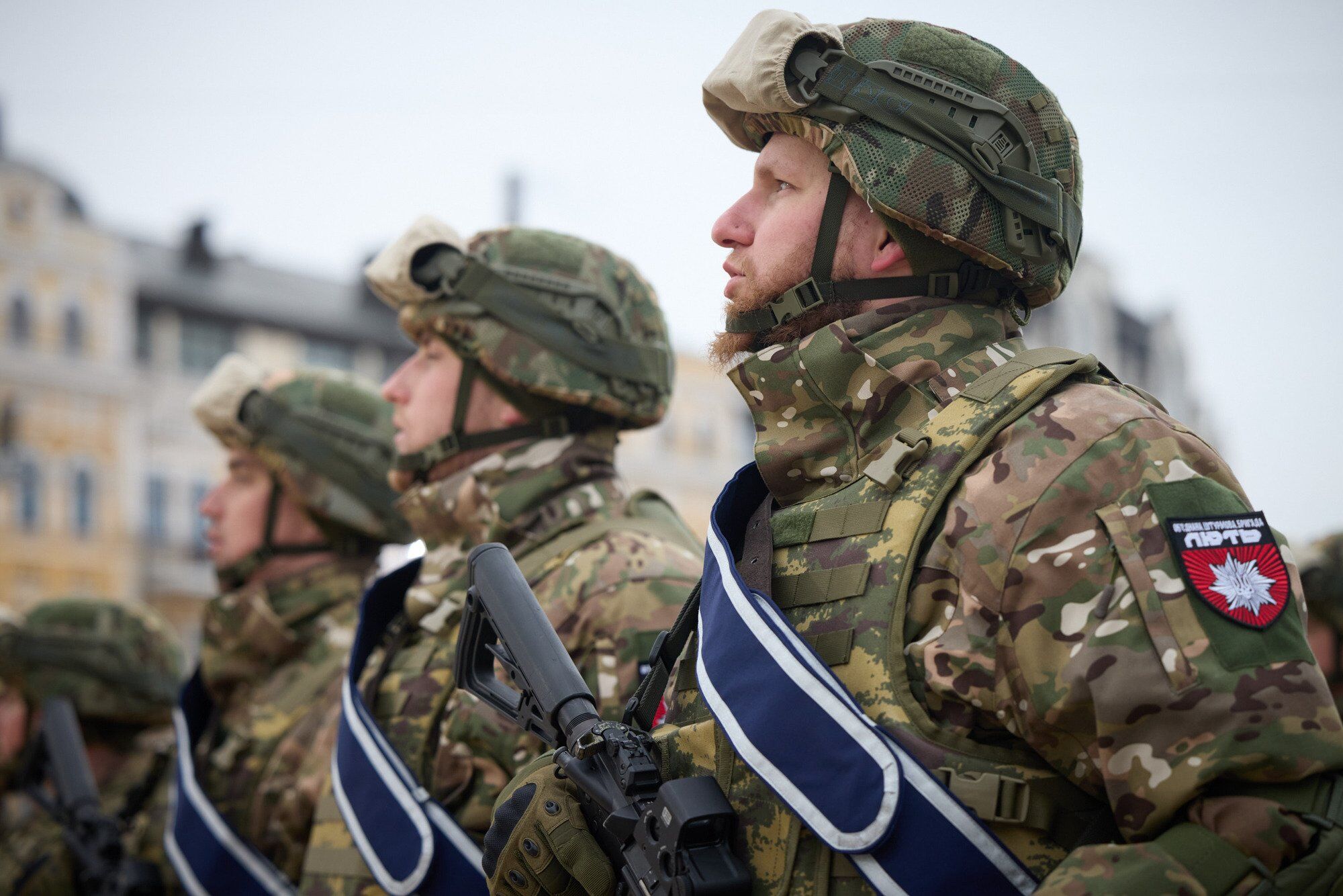 Зеленський у річницю війни Росії проти України вручив нагороди воїнам і вшанував пам'ять загиблих Героїв. Фото і відео