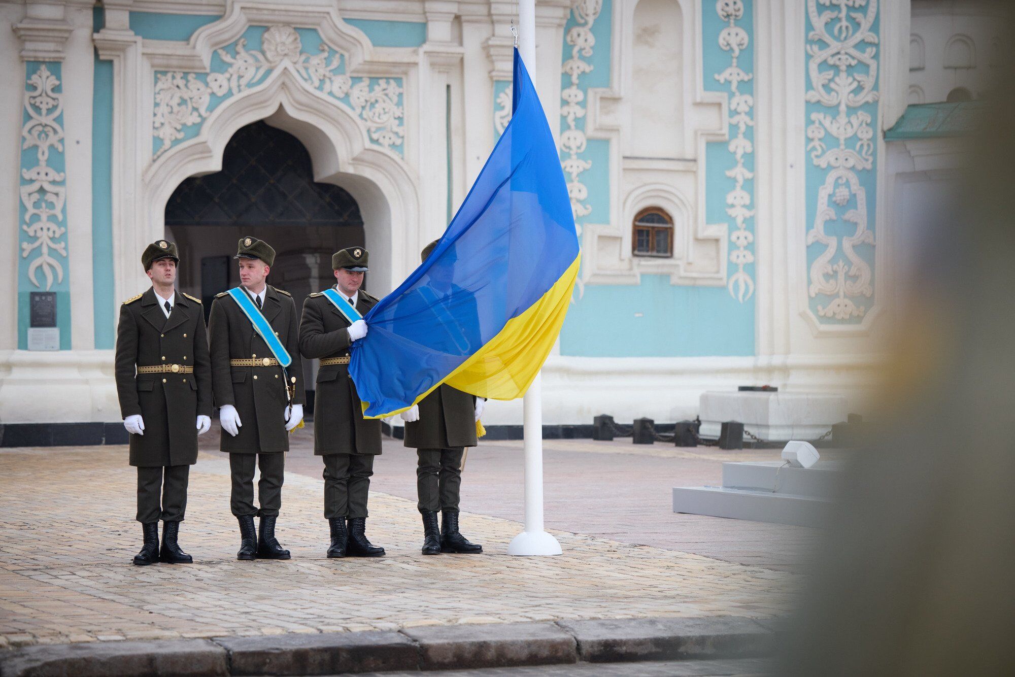 Зеленский в годовщину войны России против Украины вручил награды воинам и почтил память погибших Героев. Фото и видео