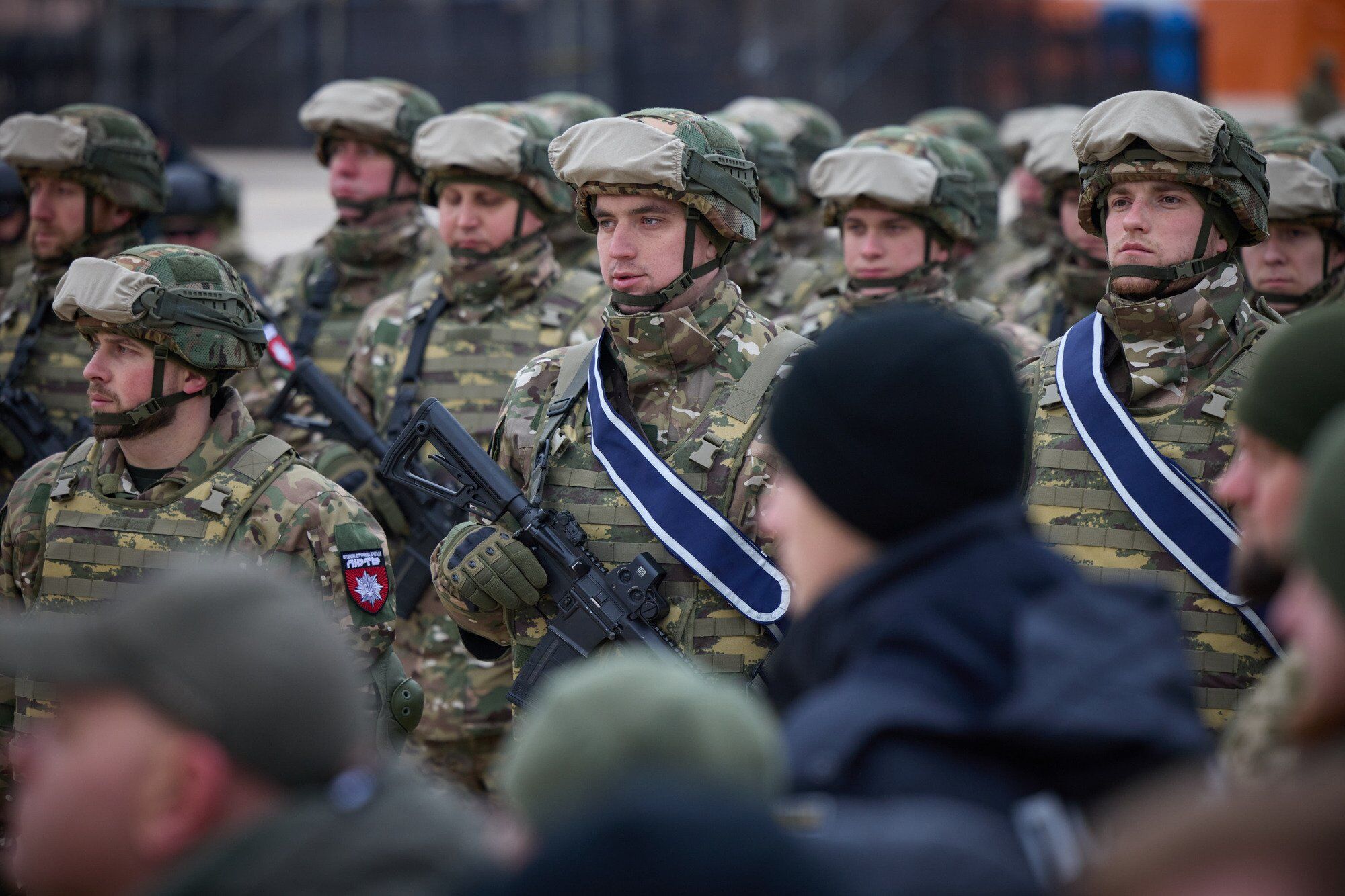 Зеленский в годовщину войны России против Украины вручил награды воинам и почтил память погибших Героев. Фото и видео