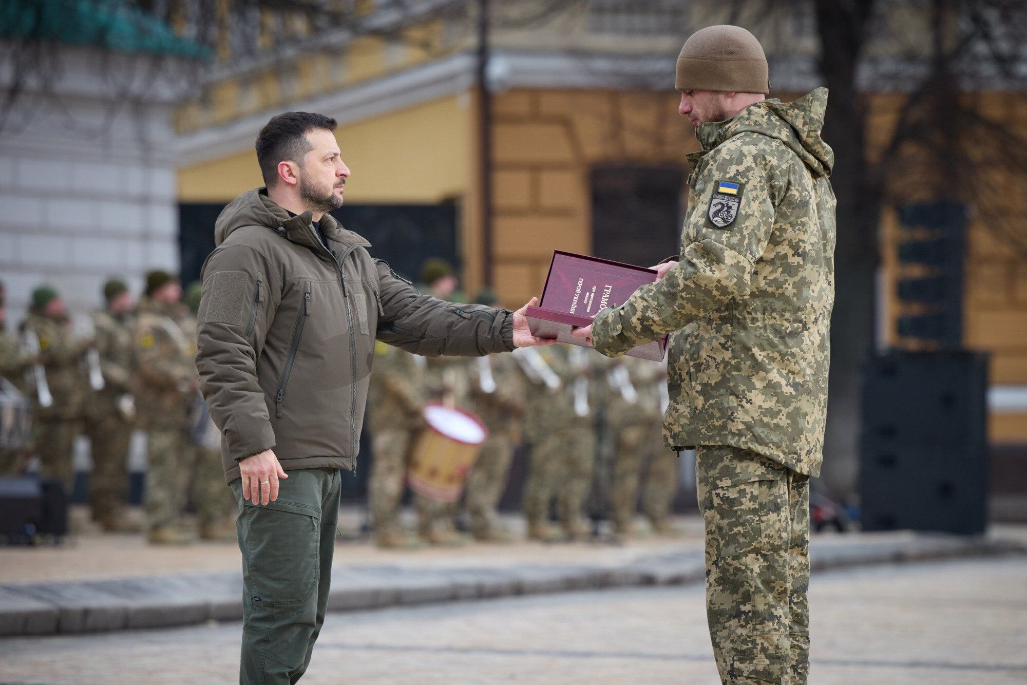 Зеленский в годовщину войны России против Украины вручил награды воинам и почтил память погибших Героев. Фото и видео