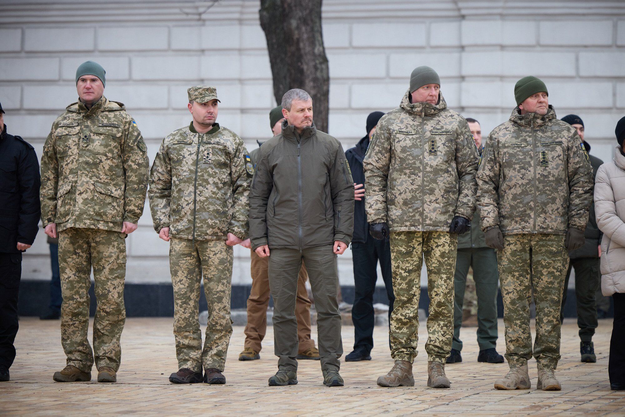 Зеленский в годовщину войны России против Украины вручил награды воинам и почтил память погибших Героев. Фото и видео